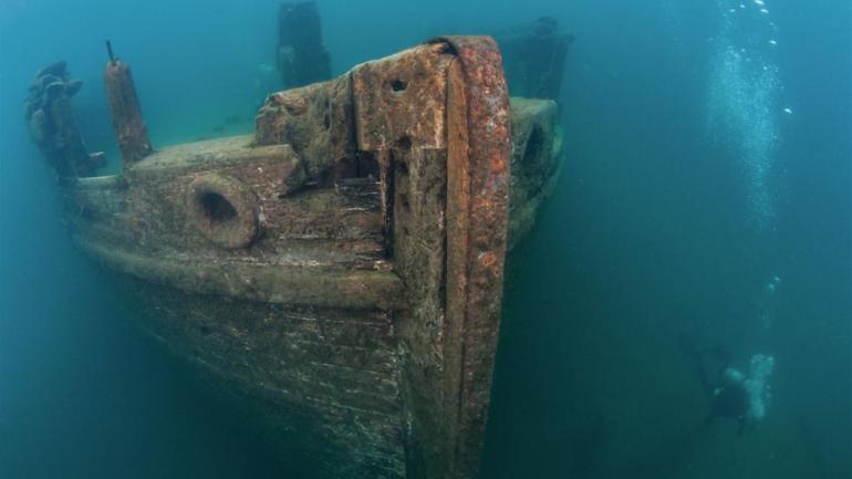 The Bermuda, a 40-meter-long wooden schooner, lies on the floor of Lake Superior. The Bermuda, a 40-meter-long wooden schooner, lies on the floor of Lake Superior.