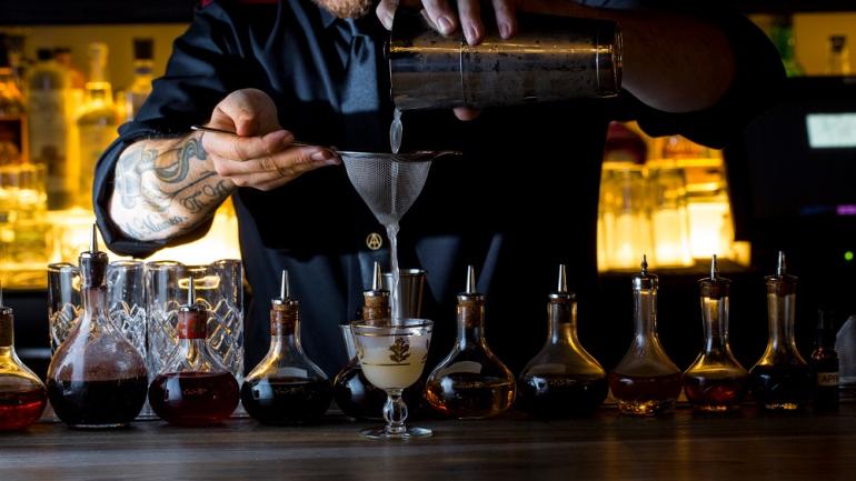 Los bares como el Dirty Habit en San Francisco, California, sirven innovadores cócteles artesanales hechos con ingredientes frescos. Los bares como el Dirty Habit en San Francisco, California, sirven innovadores cócteles artesanales hechos con ingredientes frescos.