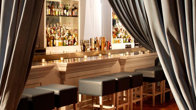 El 2015, el bar The Violet Hour en Chicago, Illinois, ganó el premio James Beard por sus creativos cócteles. El 2015, el bar The Violet Hour en Chicago, Illinois, ganó el premio James Beard por sus creativos cócteles.