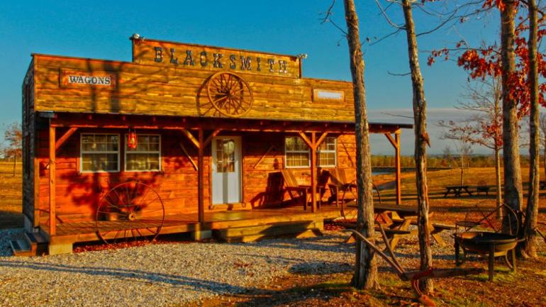 This Diamonds Old West accommodation is one of many well-furnished cabins available in the area. This Diamonds Old West accommodation is one of many well-furnished cabins available in the area.