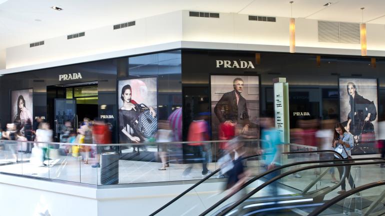 Besucher schlendern an einer Prada-Filiale im zweiten Stock der Fashion Outlets of Chicago vorbei. Besucher schlendern an einer Prada-Filiale im zweiten Stock der Fashion Outlets of Chicago vorbei.