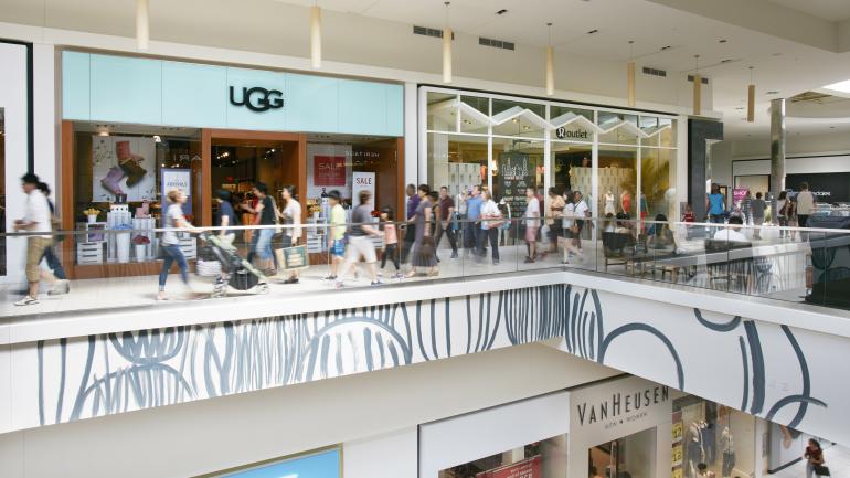 Einkaufen auf zwei Ebenen in den Fashion Outlets of Chicago Einkaufen auf zwei Ebenen in den Fashion Outlets of Chicago
