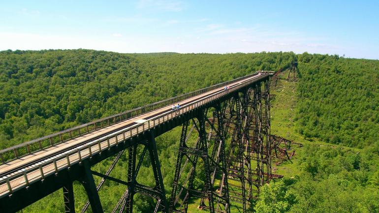 Empruntez la passerelle Kinzua Skywalk pour un panorama époustouflant sur la Kinzua Gorge Empruntez la passerelle Kinzua Skywalk pour un panorama époustouflant sur la Kinzua Gorge