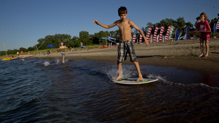 Faire de la planche de plage sur les rives du lac Érié Faire de la planche de plage sur les rives du lac Érié