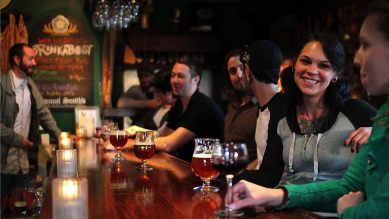 Convive con los lugareños mientras disfrutas de una cerveza artesanal en Ritual Tavern, en North Park. Convive con los lugareños mientras disfrutas de una cerveza artesanal en Ritual Tavern, en North Park.