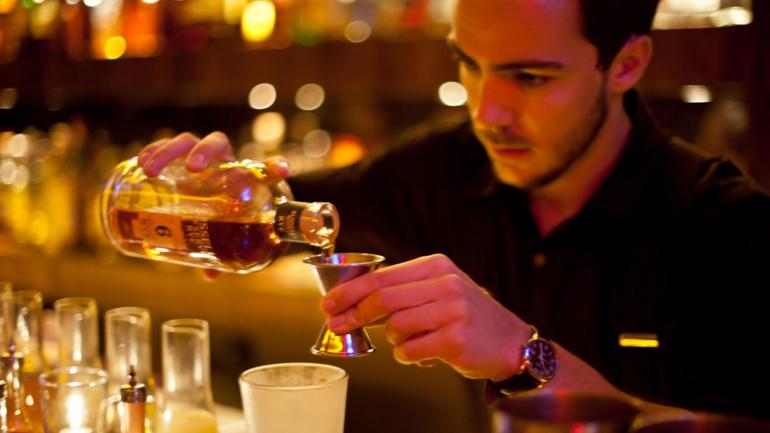 Disfruta de un coctel preparado a mano en Noble Experiment, situado en East Village, San Diego. Disfruta de un coctel preparado a mano en Noble Experiment, situado en East Village, San Diego.