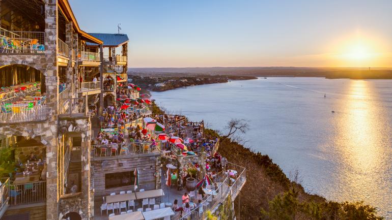 Dîner en terrasse avec vue sur le lac Travis à Austin Dîner en terrasse avec vue sur le lac Travis à Austin