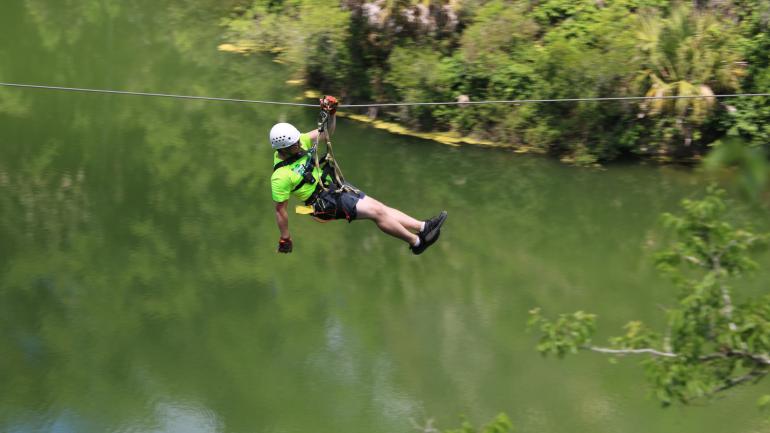 Tirolesa sobre a água na Canyons Zip Line Tirolesa sobre a água na Canyons Zip Line