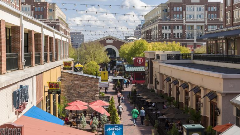 Restaurants line the streets in Midtown Atlanta Restaurants line the streets in Midtown Atlanta