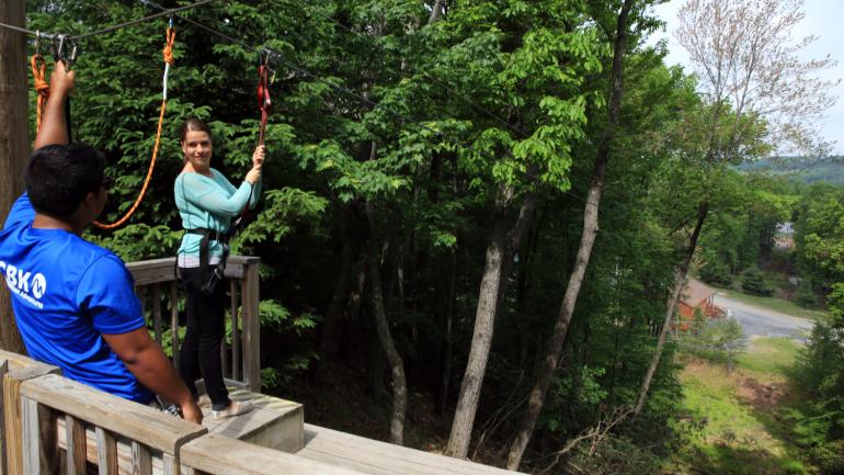 Tyrolienne à Camelback Mountain dans les monts Poconos Tyrolienne à Camelback Mountain dans les monts Poconos