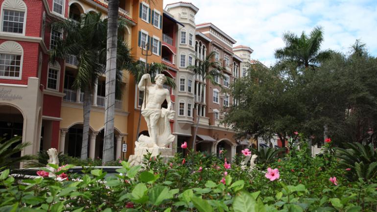Shopping in downtown Naples Shopping in downtown Naples