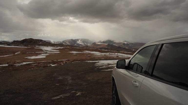 Dando un recorrido panorámico por la Beartooth Highway, que pasa por Wyoming y Montana Dando un recorrido panorámico por la Beartooth Highway, que pasa por Wyoming y Montana