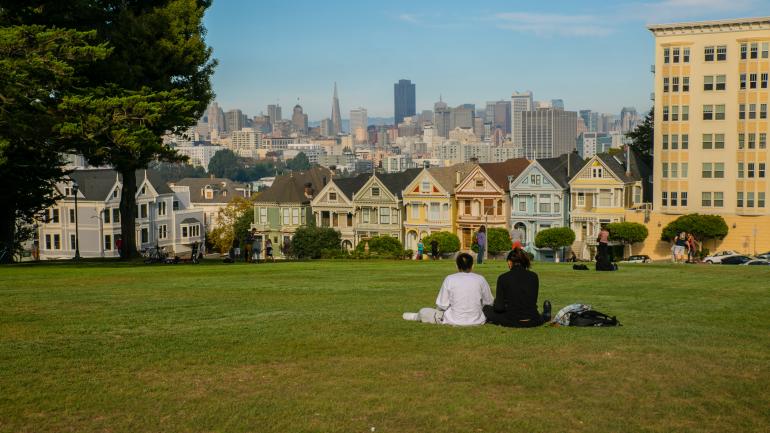 Alamo Square, con las casas "Painted Ladies" y vistas de San Francisco, California Alamo Square, con las casas "Painted Ladies" y vistas de San Francisco, California