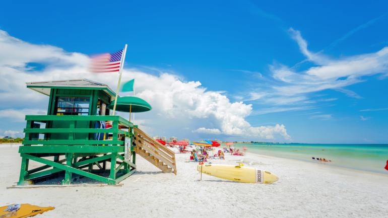 Poste de secours coloré sur fond de sable blanc à Siesta Key Beach, Sarasota Poste de secours coloré sur fond de sable blanc à Siesta Key Beach, Sarasota