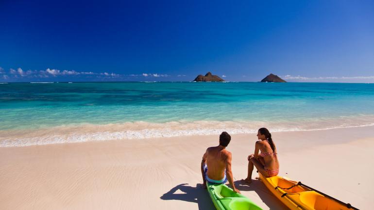 Verschnaufpause bei einer Kajakfahrt durch die Gewässer Hawaiis Verschnaufpause bei einer Kajakfahrt durch die Gewässer Hawaiis