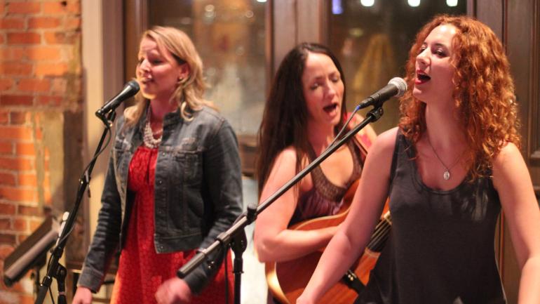 Singers at the Alley Bar in Montgomery Singers at the Alley Bar in Montgomery