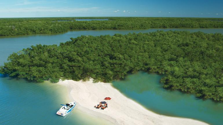 Bain de soleil sur un banc de sable dans l’archipel des Dix-mille îles Bain de soleil sur un banc de sable dans l’archipel des Dix-mille îles