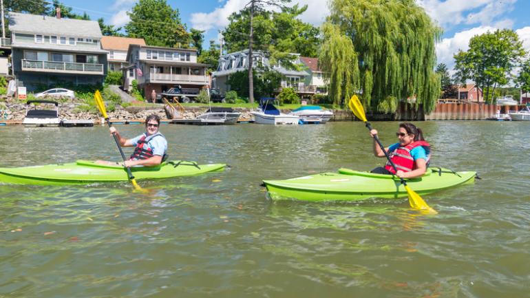 Mit dem Kayak im Sommer Outdoorspaß in den Catskill Mountains im Bundesstaat New York haben Mit dem Kayak im Sommer Outdoorspaß in den Catskill Mountains im Bundesstaat New York haben