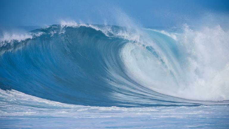 Eine der berühmten Wellen auf Oahu, Hawaii Eine der berühmten Wellen auf Oahu, Hawaii