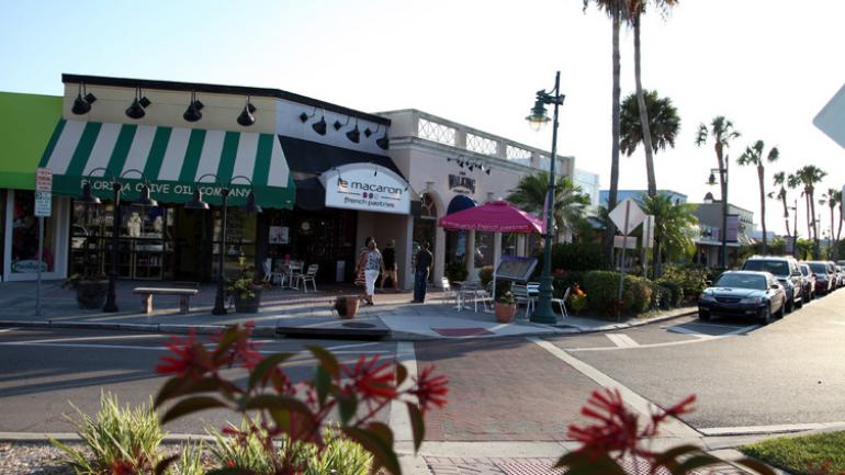 Florida-style shopping and dining on St. Armands Circle in Sarasota Florida-style shopping and dining on St. Armands Circle in Sarasota