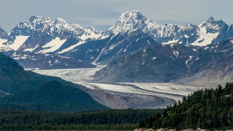 La majestueuse chaîne côtière à Glacier Bay, en Alaska La majestueuse chaîne côtière à Glacier Bay, en Alaska