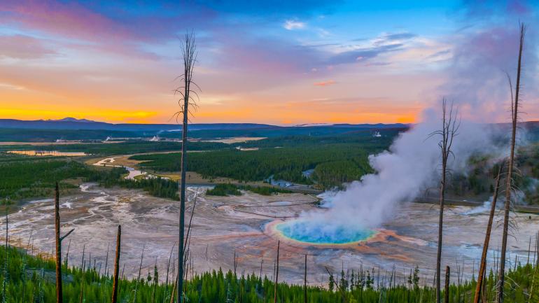 Grand Prismatic Spring au coucher du soleil au Yellowstone National Park Grand Prismatic Spring au coucher du soleil au Yellowstone National Park