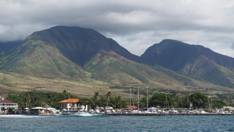 Imposante Bergkulisse über den Booten im Hafen von Lahaina Imposante Bergkulisse über den Booten im Hafen von Lahaina