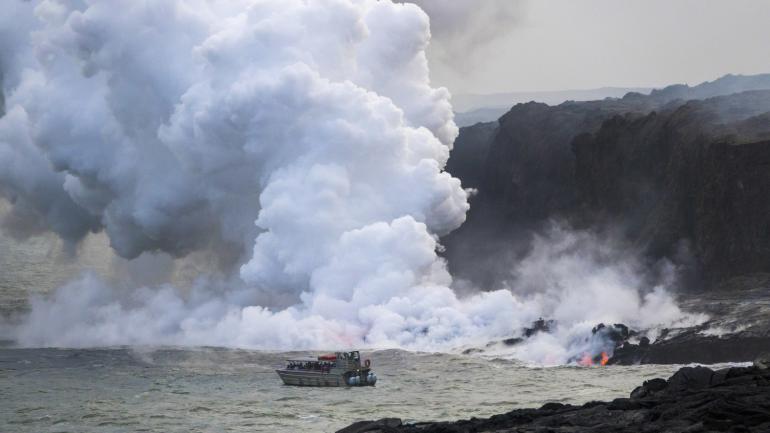 Boat tour taking passengers close to volcanic activity in Hawaiʻi Boat tour taking passengers close to volcanic activity in Hawaiʻi