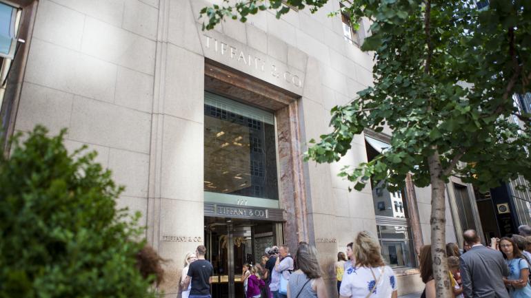 Shopping at Tiffany’s along East 57th Street in Manhattan Shopping at Tiffany’s along East 57th Street in Manhattan