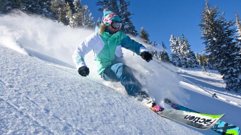 Skiing the powdery slopes in Mammoth Mountain Skiing the powdery slopes in Mammoth Mountain