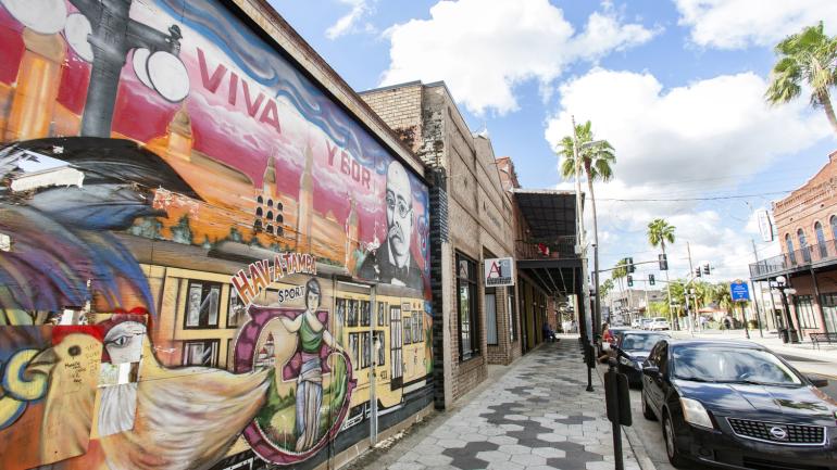 Fresque colorée dans le quartier de culture et de divertissement d’Ybor City à Tampa Fresque colorée dans le quartier de culture et de divertissement d’Ybor City à Tampa