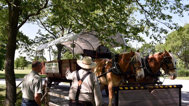 Viaje en el tiempo en el recorrido en carreta Nauvoo Wagon Ride, por Nauvoo, Illinois Viaje en el tiempo en el recorrido en carreta Nauvoo Wagon Ride, por Nauvoo, Illinois
