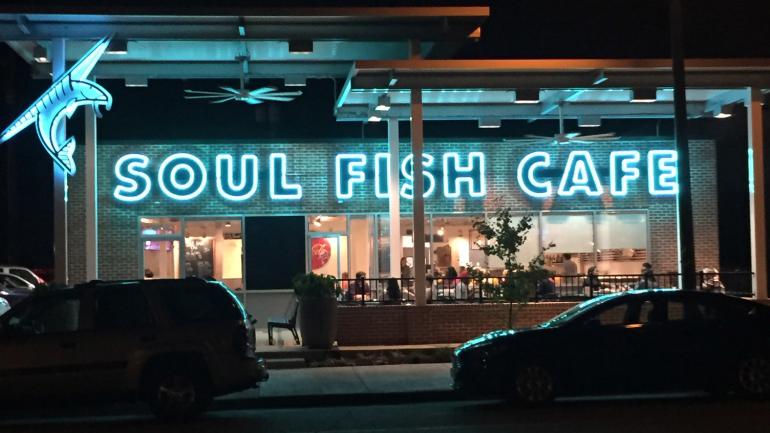 Soul Fish 咖啡馆,提供广受欢迎的炸鲶鱼和美味的穷小子三明治 Soul Fish 咖啡馆,提供广受欢迎的炸鲶鱼和美味的穷小子三明治