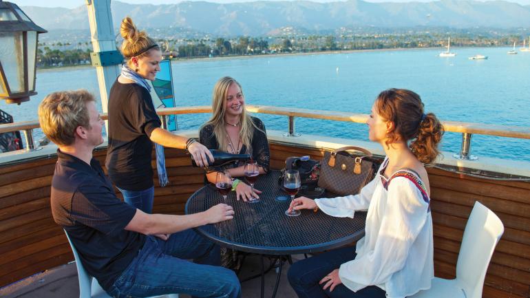 Zu Gast im Deep Sea Tasting Room, bekannt für seine erstklassige Weinauswahl und den Wasserblick Zu Gast im Deep Sea Tasting Room, bekannt für seine erstklassige Weinauswahl und den Wasserblick