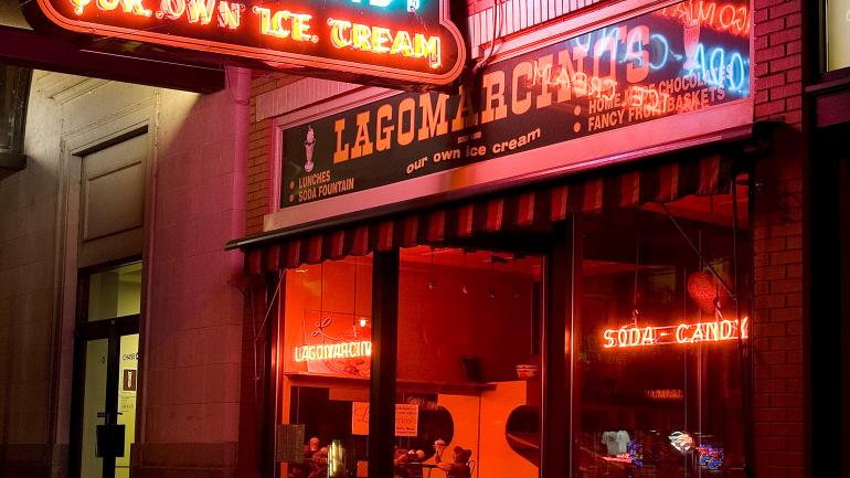 Lagomarcino's Soda Fountain & Deli 复古商店供应手工制作的美味巧克力 Lagomarcino's Soda Fountain & Deli 复古商店供应手工制作的美味巧克力