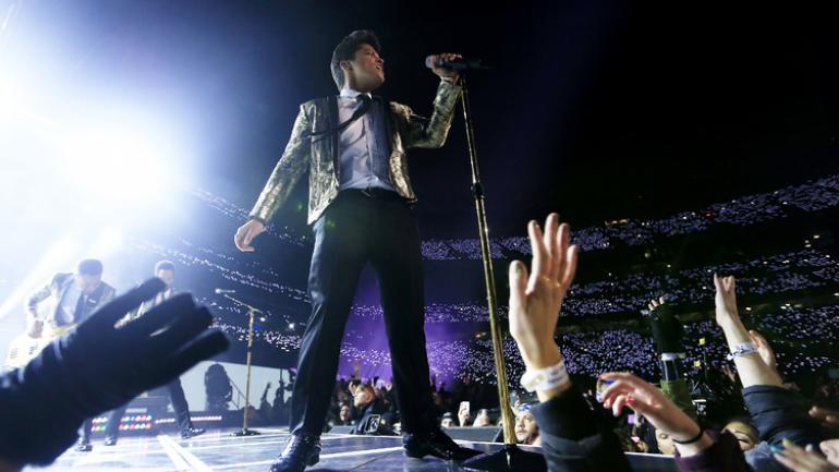 Electrifying performance by popular entertainer Bruno Mars Electrifying performance by popular entertainer Bruno Mars