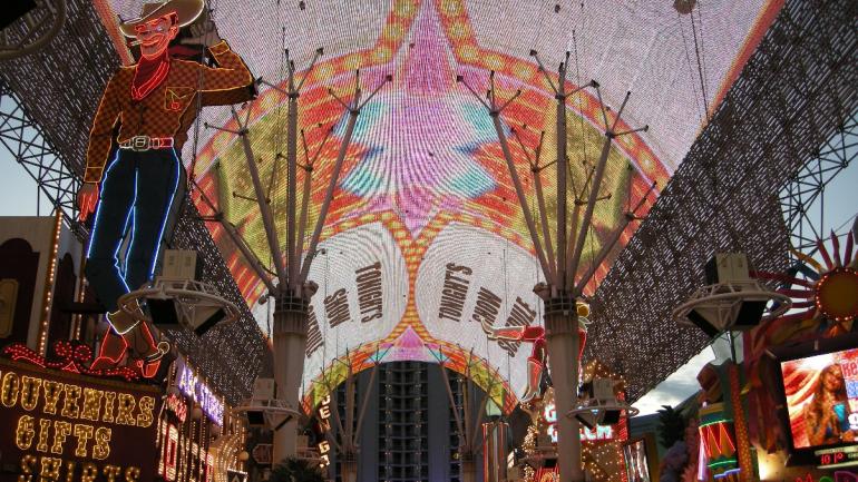 Der Eingang zur Fremont Street Experience in Las Vegas Der Eingang zur Fremont Street Experience in Las Vegas