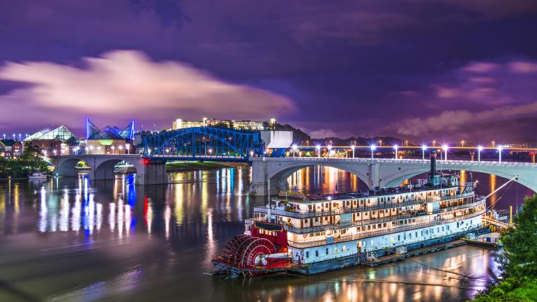 Paddle wheeler on the Tennessee River and the skyline of Chattanooga Paddle wheeler on the Tennessee River and the skyline of Chattanooga