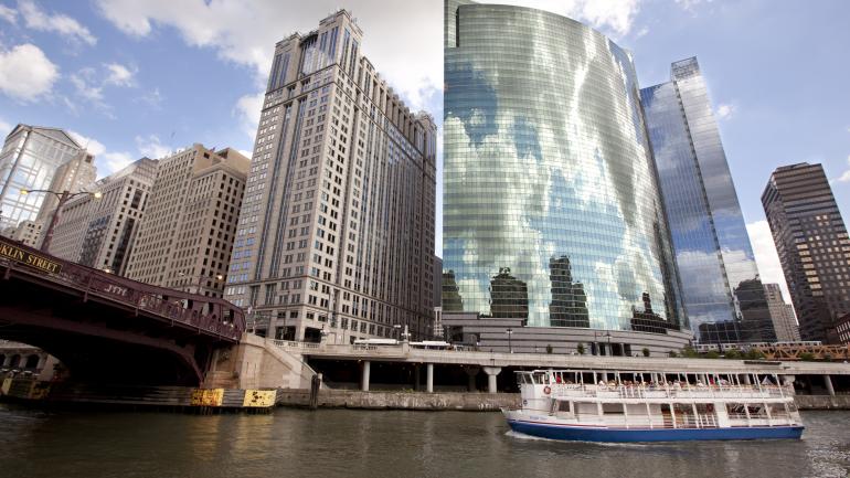 Cruising along the Chicago River Cruising along the Chicago River