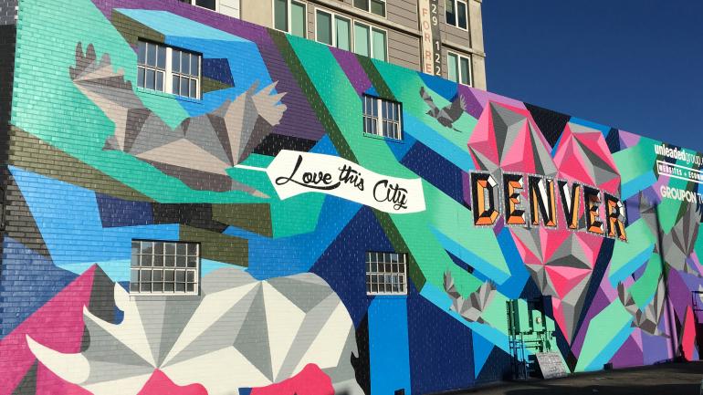 Das Wandbild „Love This City“ an der Kreuzung Seventh Avenue/Santa Fe Drive in Denver Das Wandbild „Love This City“ an der Kreuzung Seventh Avenue/Santa Fe Drive in Denver