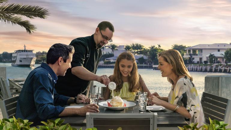 An al fresco dinner along the Intracoastal Waterway in Fort Lauderdale An al fresco dinner along the Intracoastal Waterway in Fort Lauderdale