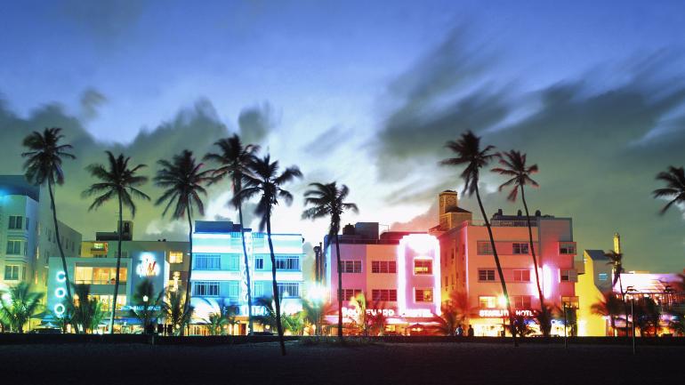 Farbenfrohe Art-déco-Gebäude am Ocean Drive im Viertel South Beach von Miami Farbenfrohe Art-déco-Gebäude am Ocean Drive im Viertel South Beach von Miami