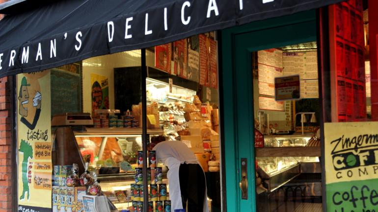 Zingerman's Delicatessen 熟食店位于市中心的安娜堡农贸市场附近 Zingerman's Delicatessen 熟食店位于市中心的安娜堡农贸市场附近