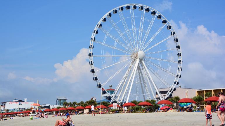 搭乘美特爾海灘 SkyWheel 摩天輪,觀賞絕美的海灘景色 搭乘美特爾海灘 SkyWheel 摩天輪,觀賞絕美的海灘景色