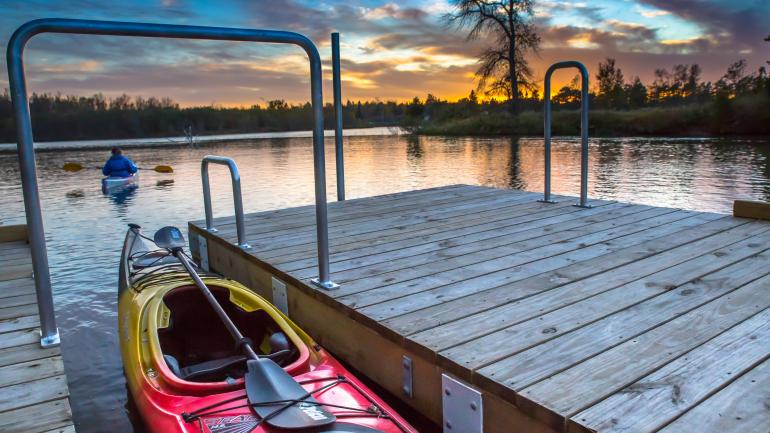 Ruhige Anlegestelle für Kajaks auf Voyageur Island in Sault Ste. Marie Ruhige Anlegestelle für Kajaks auf Voyageur Island in Sault Ste. Marie