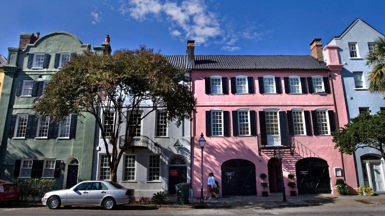 Die farbenfrohen Häuser der „Rainbow Row“ in Charleston, South Carolina Die farbenfrohen Häuser der „Rainbow Row“ in Charleston, South Carolina
