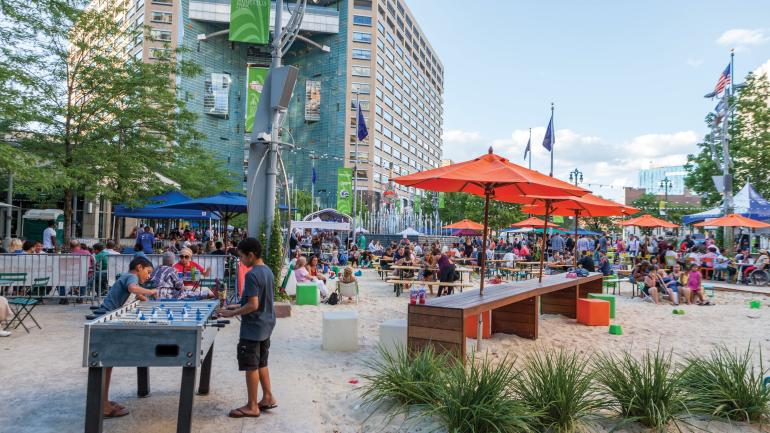 Spaziergang durch den Campus Martius Park in der Innenstadt von Detroit, Michigan Spaziergang durch den Campus Martius Park in der Innenstadt von Detroit, Michigan
