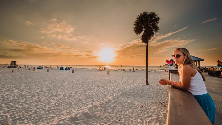 Assistindo ao pôr do sol em Pier 60, Clearwater Beach, Flórida Assistindo ao pôr do sol em Pier 60, Clearwater Beach, Flórida