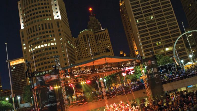 Abendliche Performance einer Band beim Detroit Jazz Festival in Michigan Abendliche Performance einer Band beim Detroit Jazz Festival in Michigan