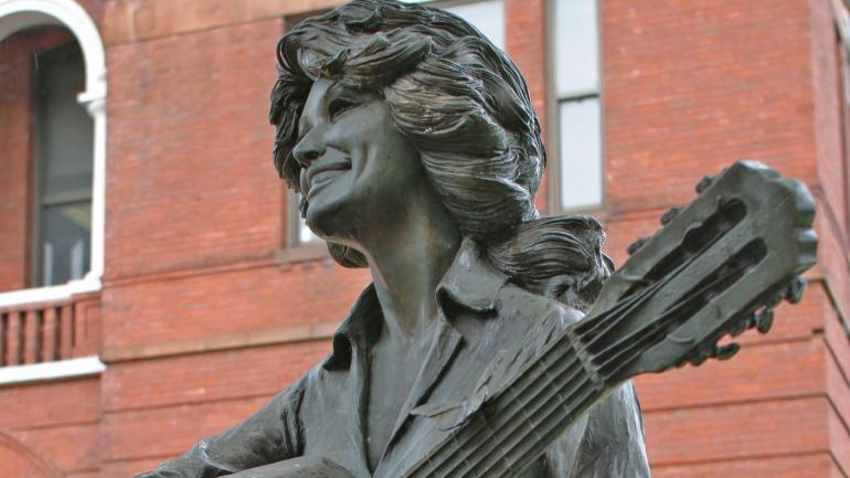 A Dolly Parton statue in Sevierville’s downtown A Dolly Parton statue in Sevierville’s downtown